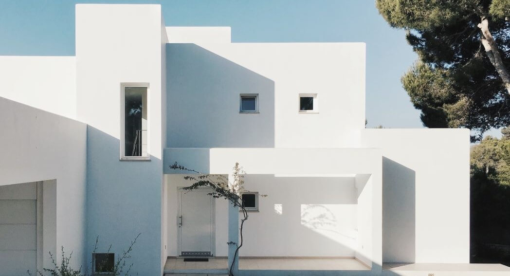 Beautiful white stucco home in the Western part of the United States representing the NAR May 2022 Housing Statistics