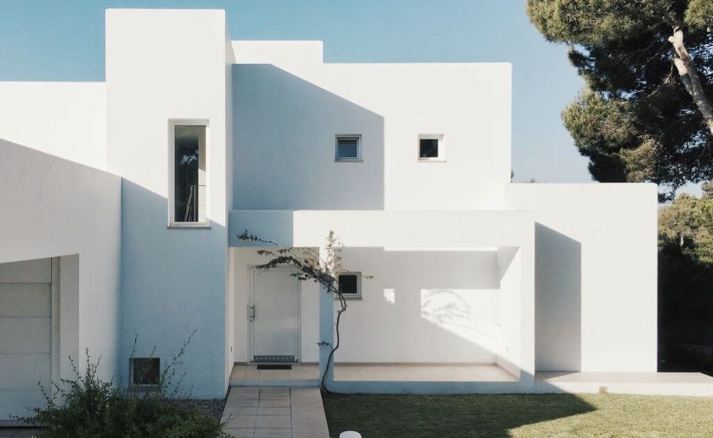 Beautiful white stucco home in the Western part of the United States representing the NAR May 2022 Housing Statistics